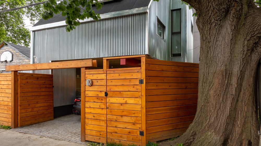 Ideální bydlení pro mladého muže? Auto pod střechou, vejminek nad garáží a stylová ložnice